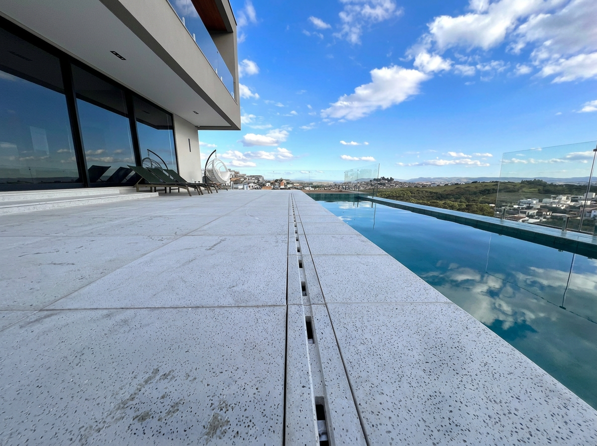 Borda athérmica com grelha em terraço com piscina de borda infinita